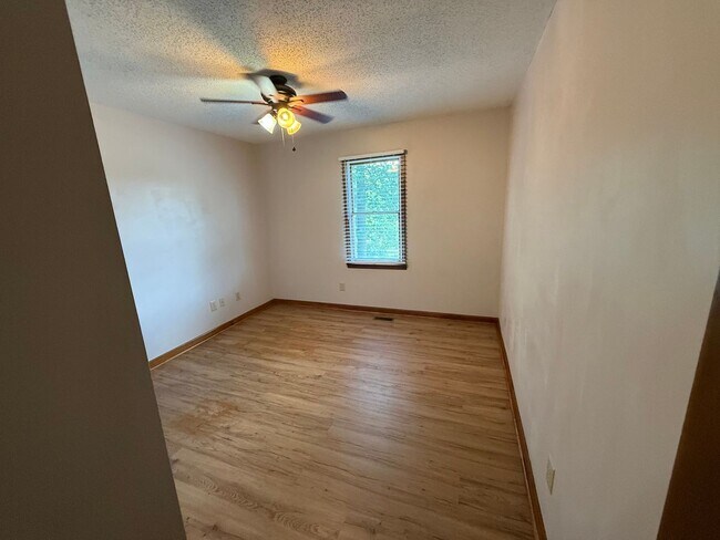 Building Photo - Big on Space. Big on Convenience. Big on Comfort.