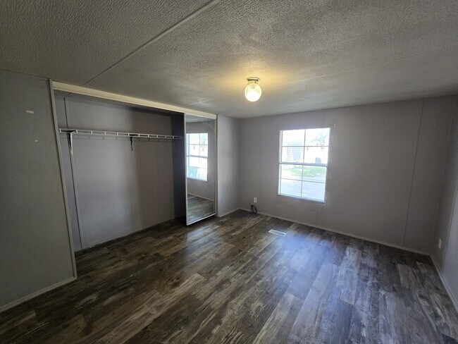 Building Photo - 700 W Ridgeway Ave