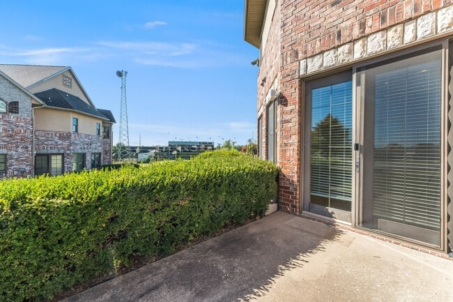 Building Photo - Stunning Townhome