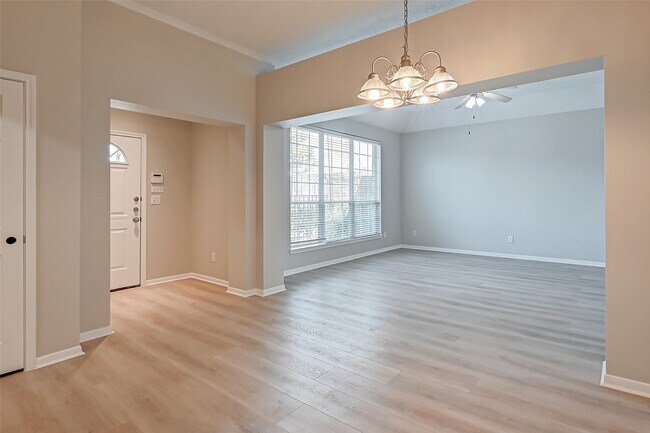 Building Photo - 717 Cedarwood Dr