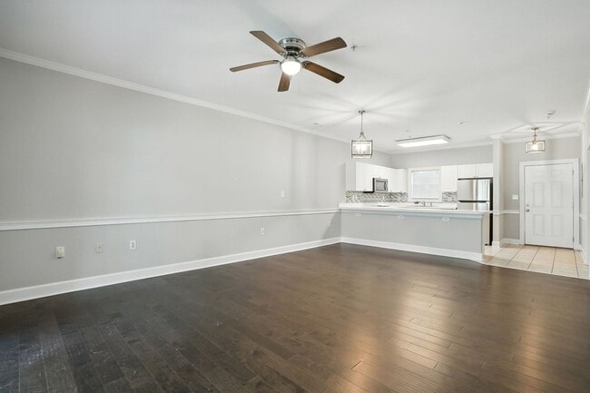 Building Photo - Move-in Ready: 2 Bedroom Condo!