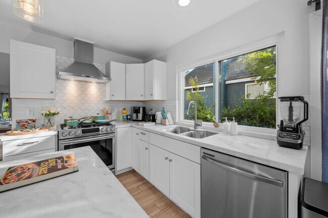 Building Photo - 9737 Benavente Pl