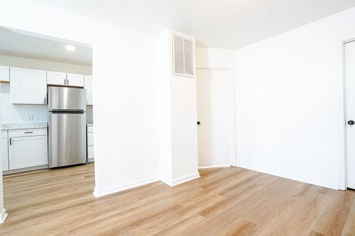 Building Photo - Charming Renovated 1-Bedroom Apartment in Madison Heights!