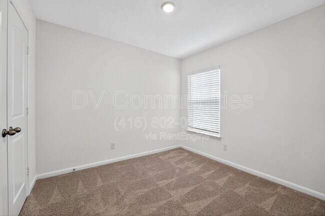 Building Photo - 582 Gabbro Gdns