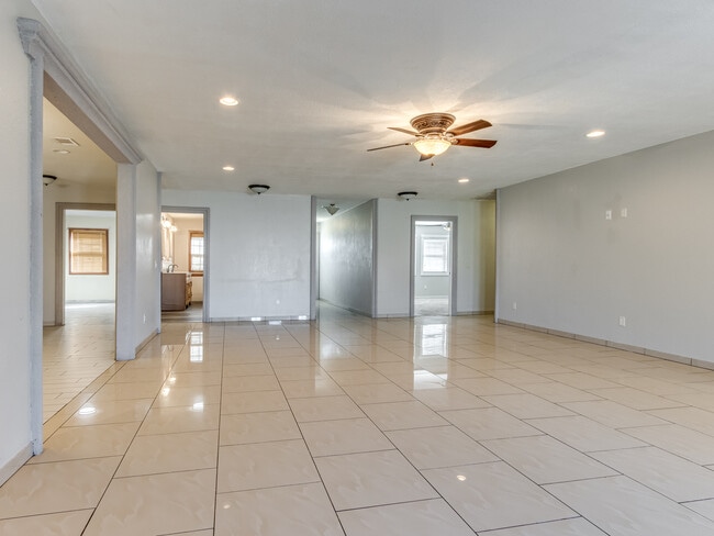 Building Photo - 1131 S Miles Ave