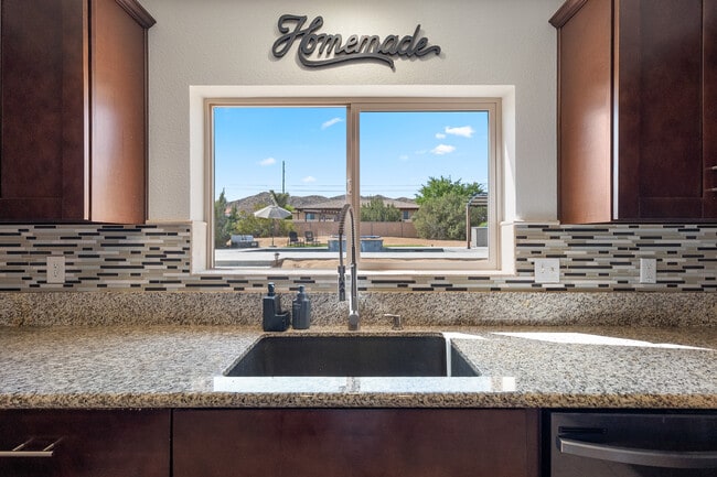 Building Photo - 57731 San Tropeze Dr
