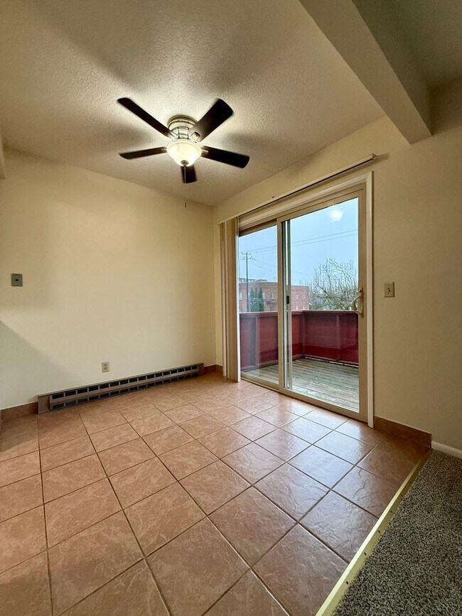 Building Photo - Vintage Upstairs 2 Bedroom With Patio In Hollywood District ~ Near It All! Off Street Parking~ Pe...