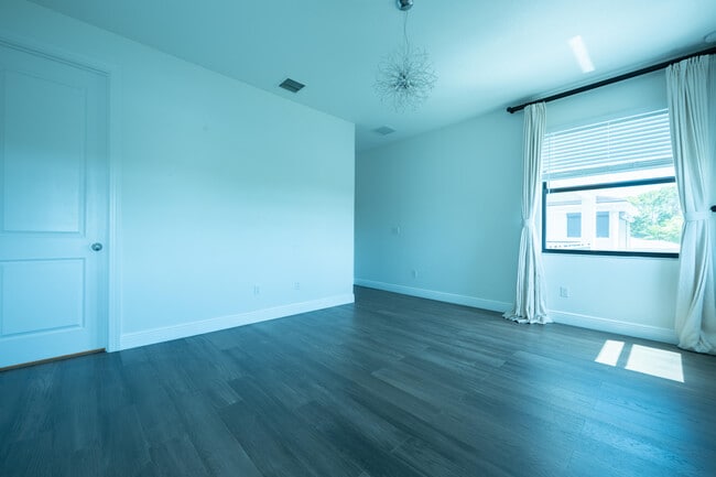 Building Photo - 13026 Artisan Cir