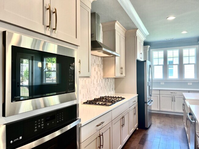 Building Photo - STUNNING and SPACIOUS!