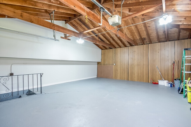 Building Photo - 15369 Ingleside Ave