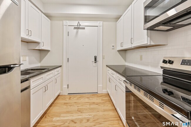 Building Photo - 1355 Main St