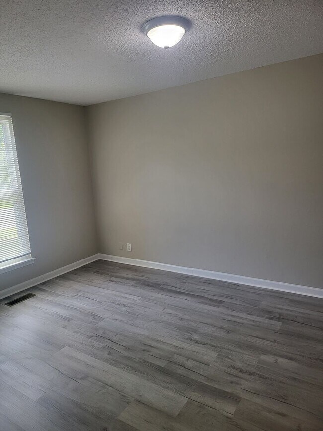Building Photo - Large three bedroom, one and a half bath t...