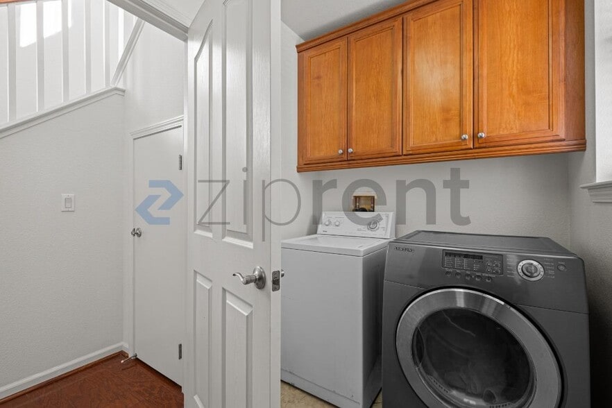 Building Photo - 581 Kirkland Ave