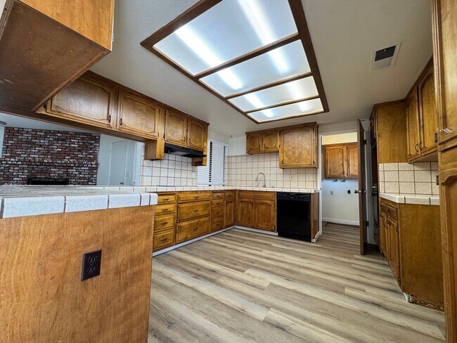 Building Photo - 657 W Escalon Ave
