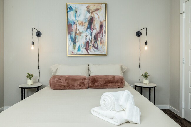 Building Photo - 2307 N Elm St