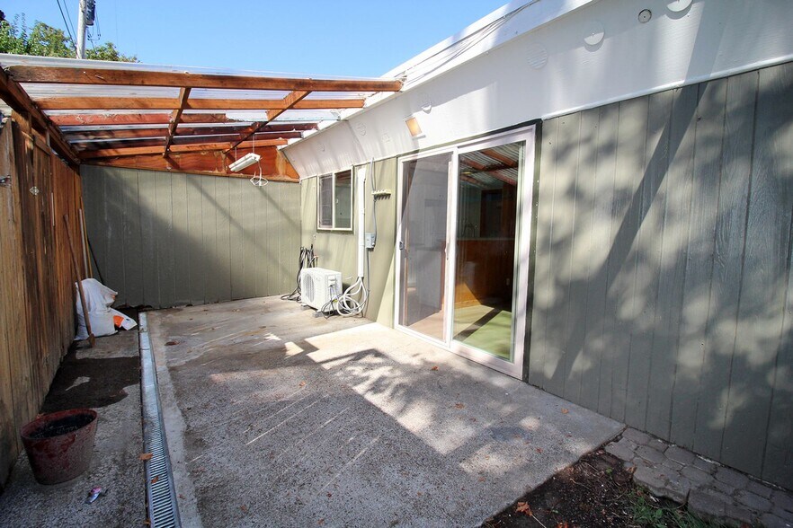 Building Photo - 3200-3236 SW Marigold St