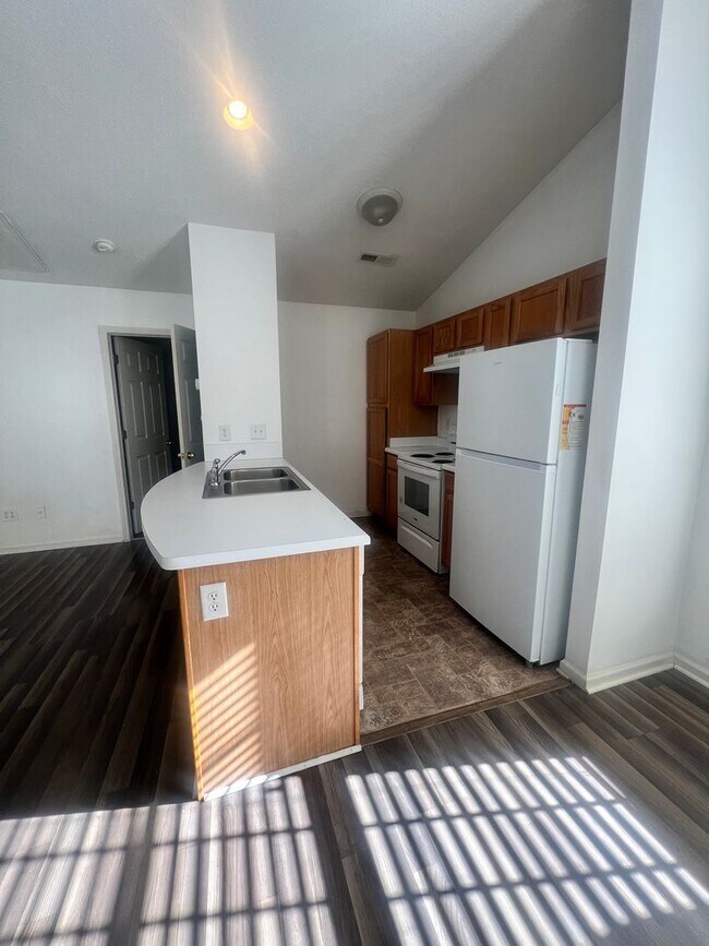 Building Photo - Two Bedroom Two Bath Town Home 3 month RENT SPECIAL