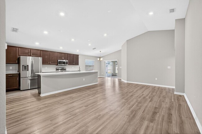 Building Photo - Single-Story 4/2 in Prime Riverview Location