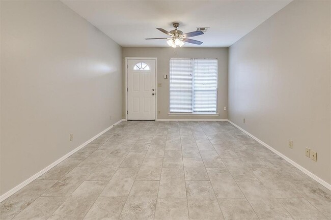 Building Photo - 828 Russell Cir