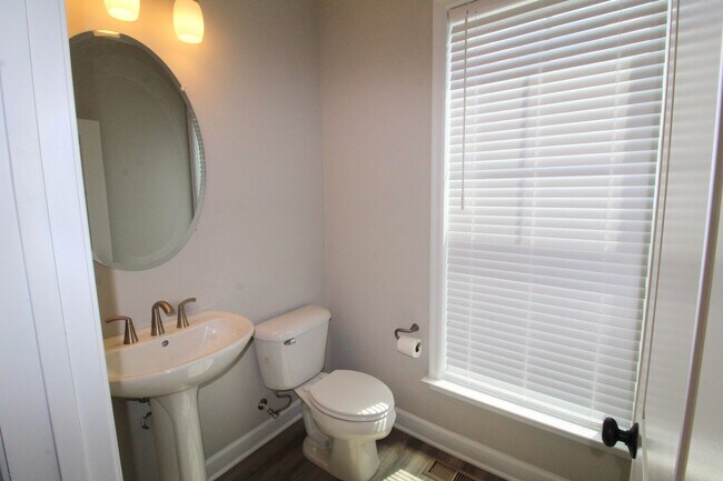 Building Photo - 3 bedroom town home with a finished basement and garage located in popular Preston Lakes