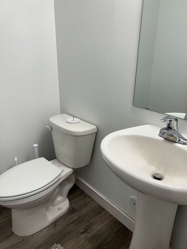 Building Photo - Beautifully Furnished 4 bedroom 2.5 Bath!