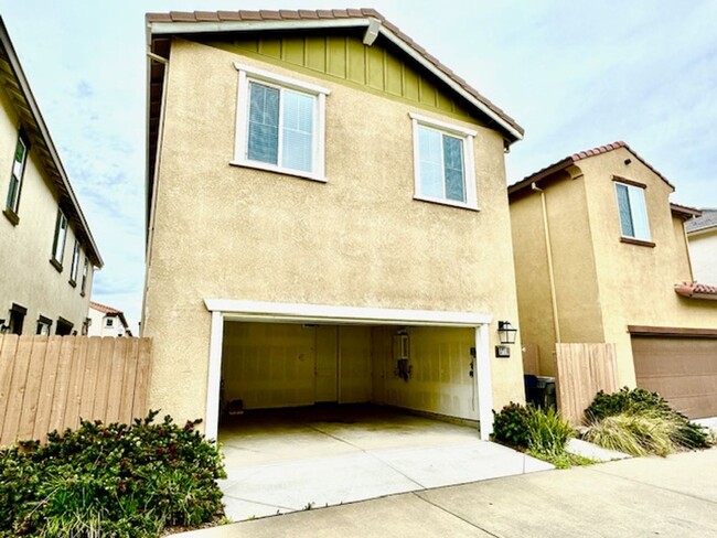 Building Photo - CLEAN 3 BED, 2.5 BATHS, 2 CAR GARAGE IN NO...