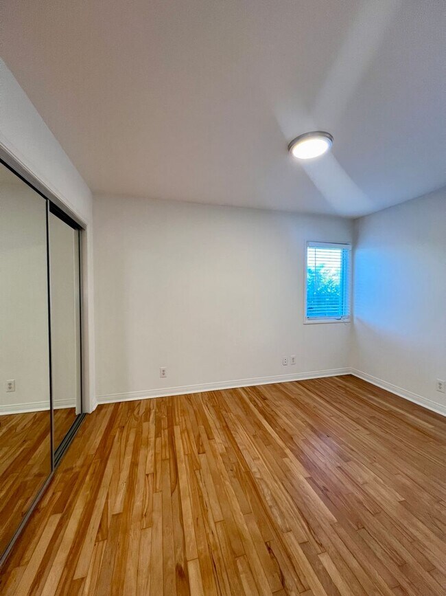 Building Photo - 637 30th St