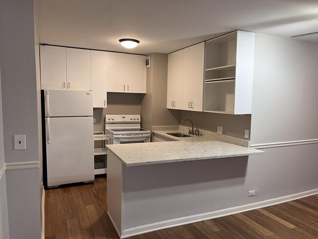 Building Photo - 4343 N Clarendon Ave