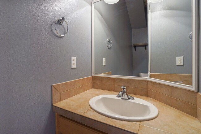 Building Photo - 4Bd/2.5Ba Two Story House - Available to View!