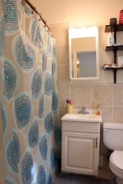 Building Photo - 65 Park Dr