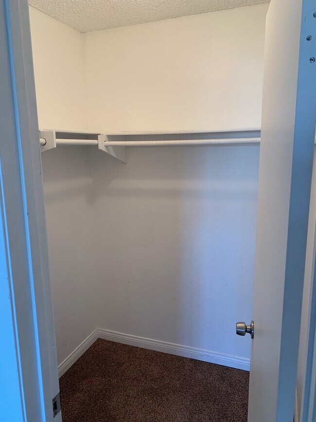 Building Photo - Spacious Condo w/ Washer/Dryer, A/C & View!