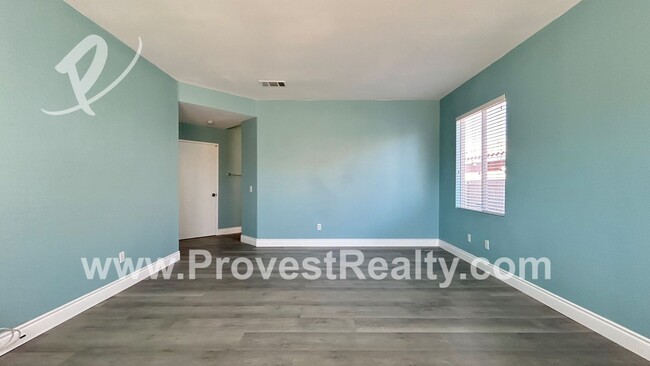 Building Photo - 5 Bedroom, 3.5 Bathroom Victorville Home w...