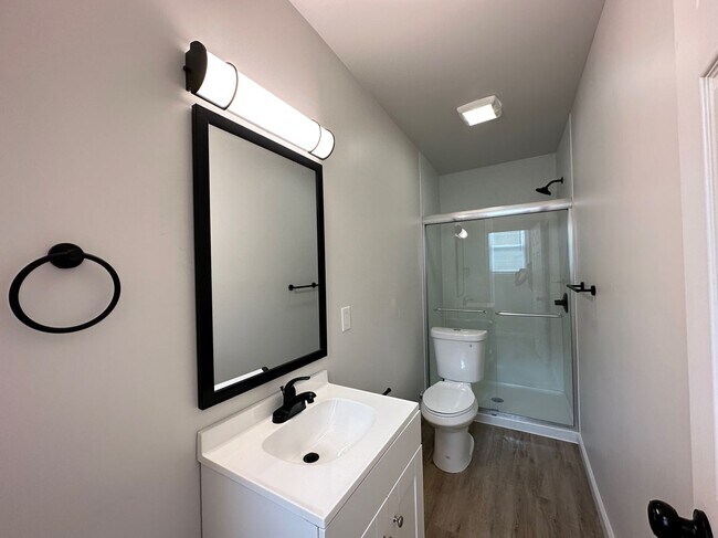 Building Photo - 6 Bed/2 Bath w/Ample Parking Mins. from UC $750/pp ($4500/mo)!