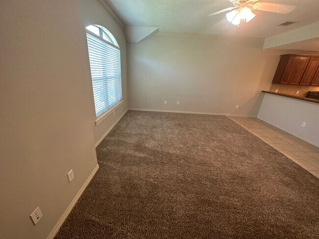 Building Photo - 2 BED 2 BATH TOWNHOME ON SHUTTLE ROUTE NEAR CAMPUS -  WITH POOL!
