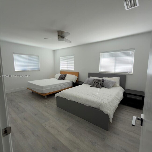 Building Photo - 11030 SW 42nd Ct