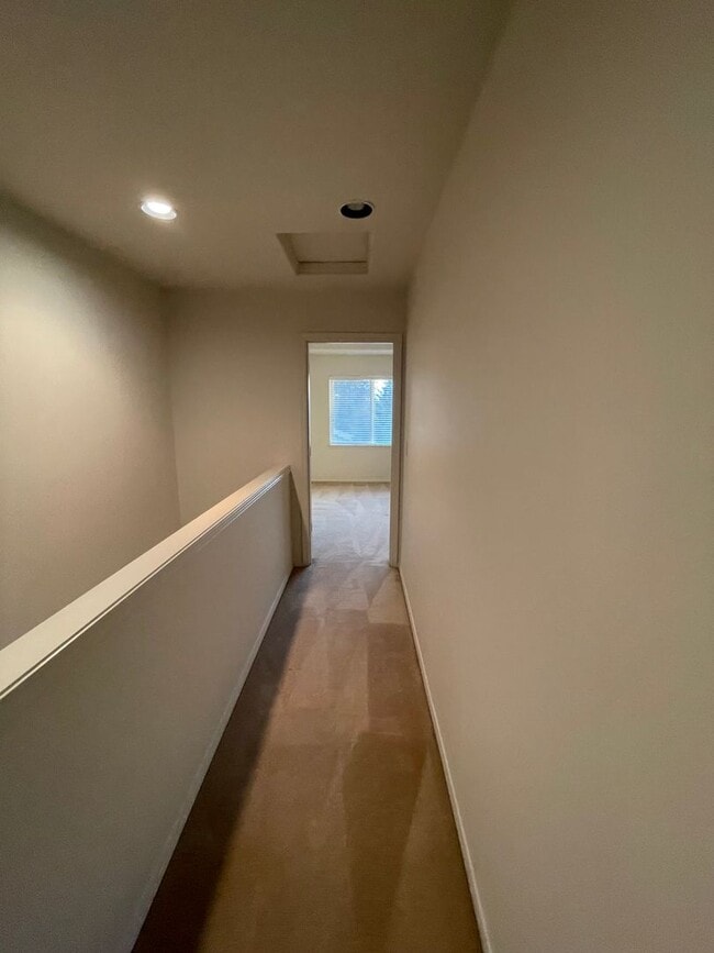 Building Photo - Holiday Move-in Special! 3br/3ba Townhouse near 170th ave MAX station