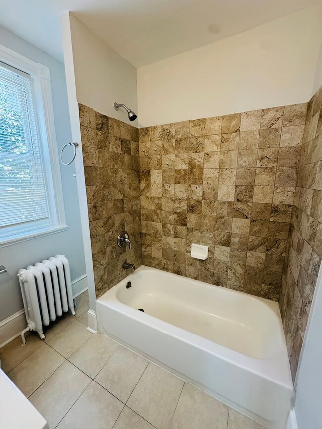 Building Photo - Renovated 3bd/1bth House with Rear yard!! ...