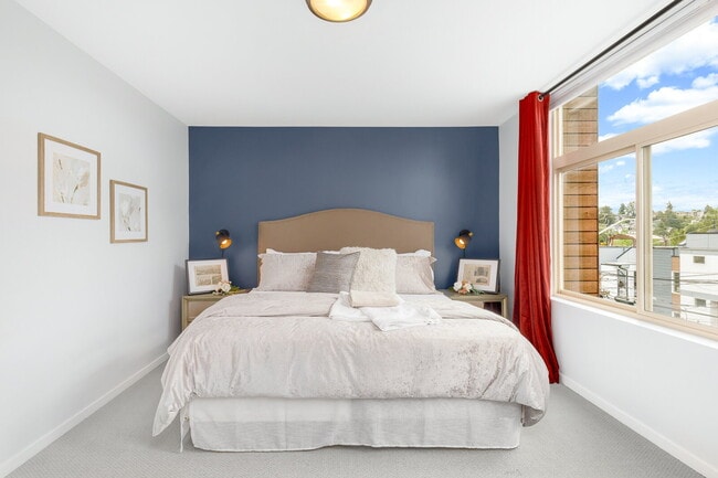 Building Photo - Spacious Judkins Park Townhouse- Parking-Lightrail