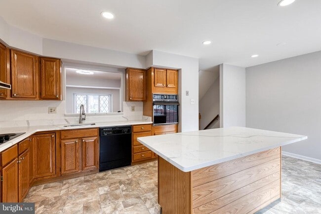 Building Photo - 38 Tudor Ct