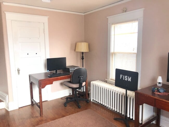 Building Photo - Large Five Bedroom Home in Lakeside!