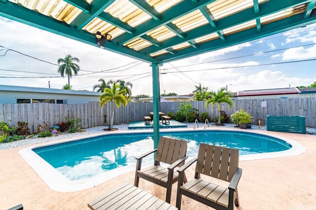 Building Photo - 730 N 72nd Terrace