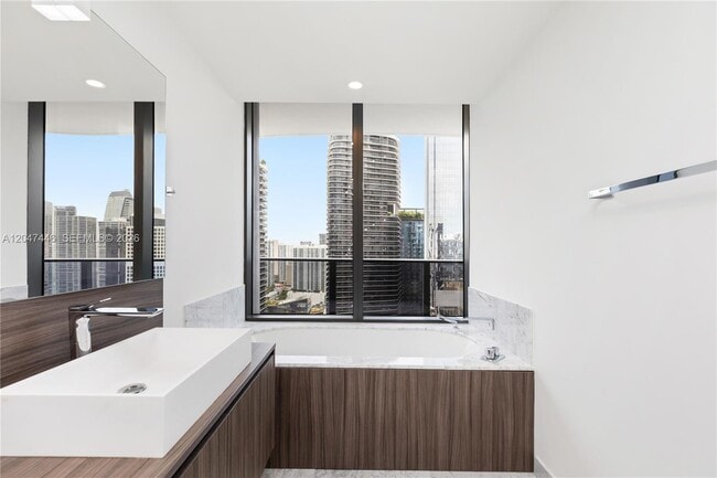 Building Photo - 1000 Brickell Plaza