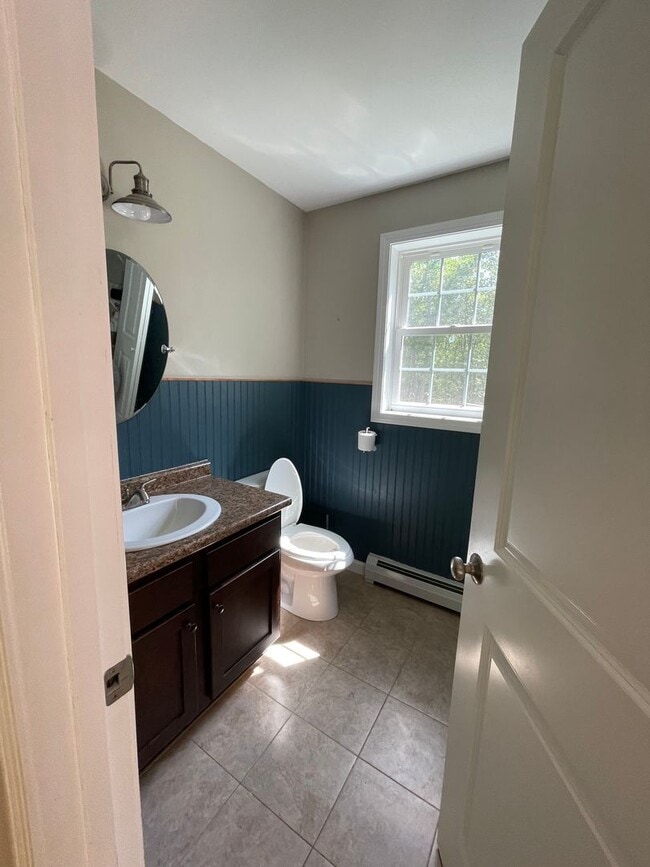 Building Photo - Huge House tucked in a great part of the York, Maine, close to the tolls for easy access!