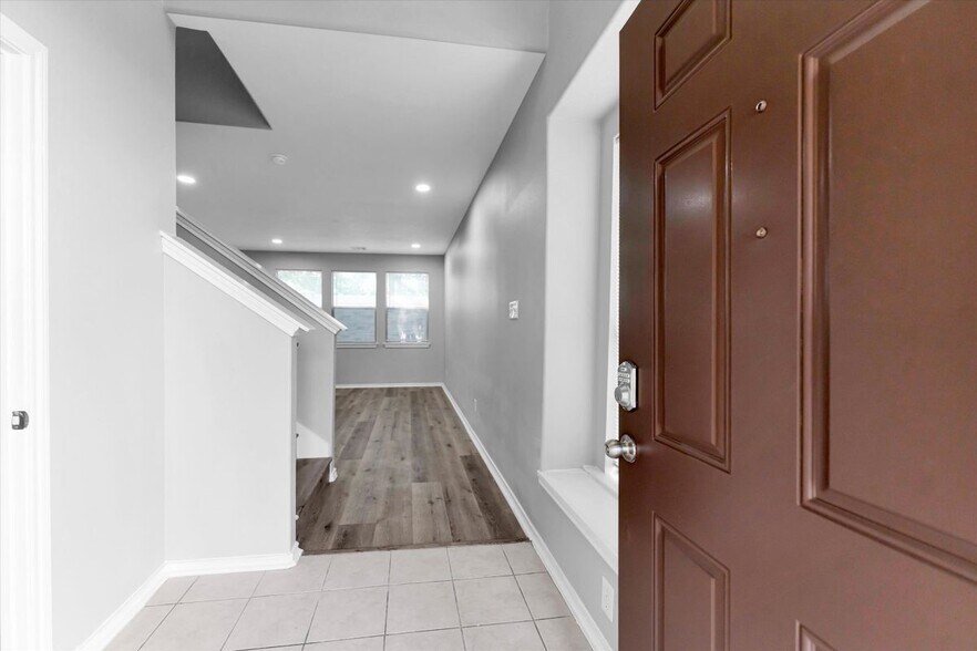 Building Photo - 16007 Sandy Path Ln