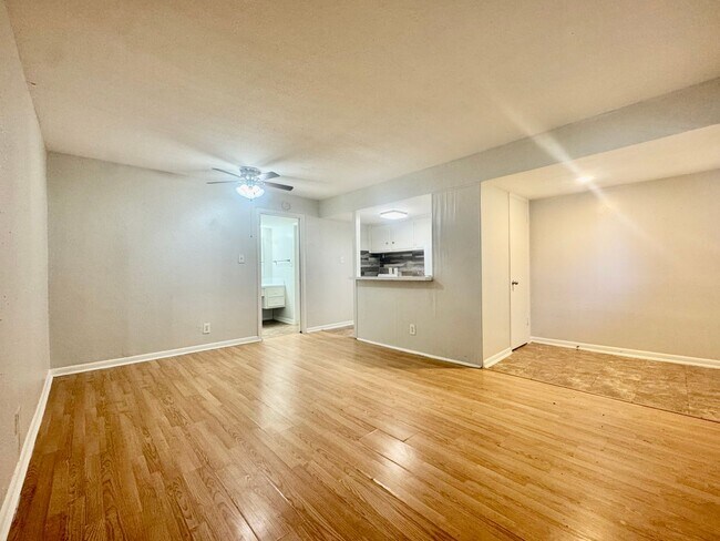 Building Photo - 2006 Sul Ross St