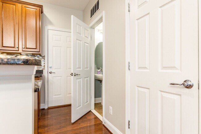 Building Photo - 20657 Sibbald Sq