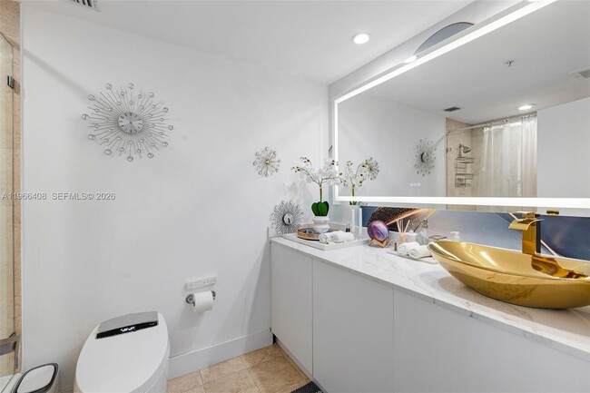 Building Photo - 848 Brickell Key Dr