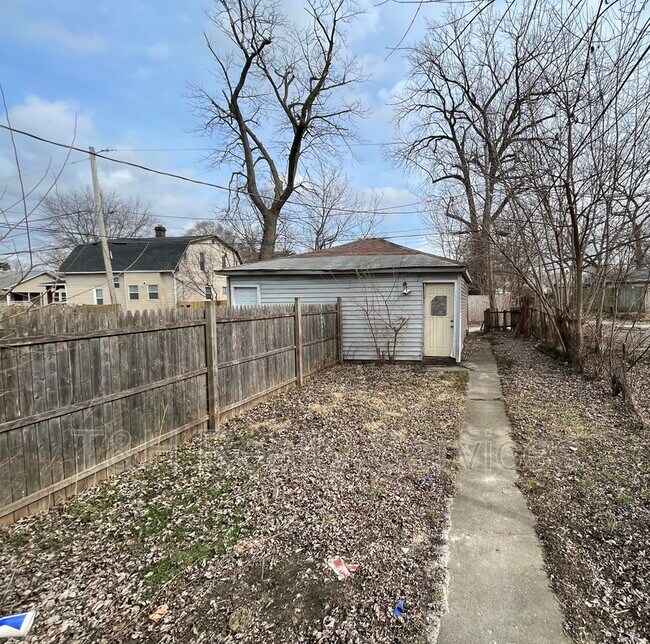 Building Photo - 417 N Rural St