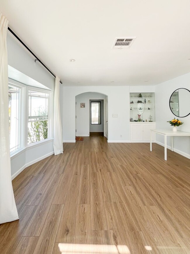 Building Photo - Charming Stand-Alone Home