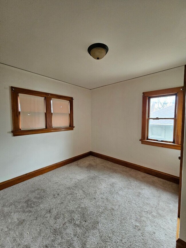 Building Photo - Cozy Single-family Home